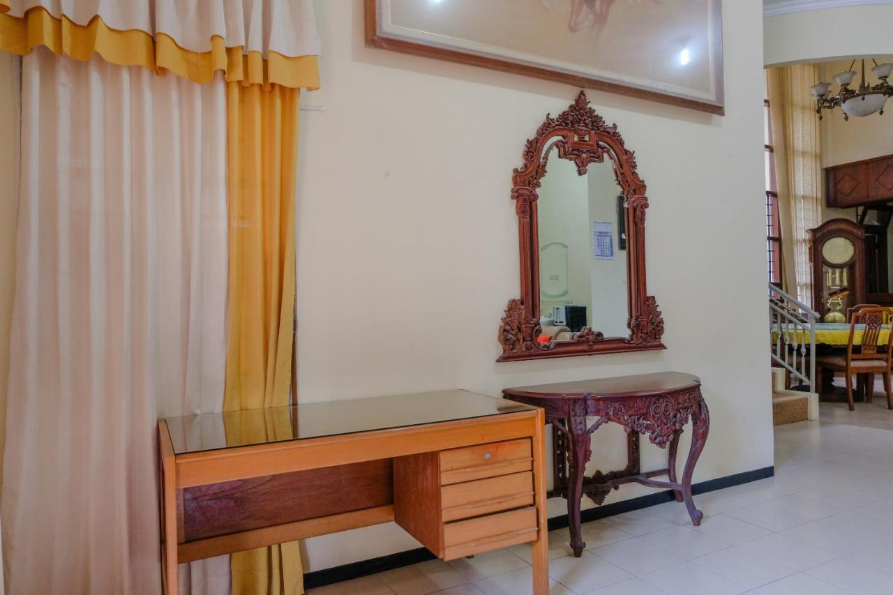 Spot On 1767 Villa Anggur Panderman Бату Екстериор снимка